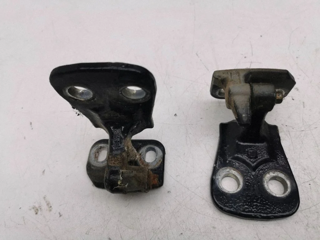 Rear door hinge set – left