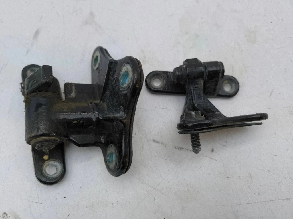 Rear door hinge set – right