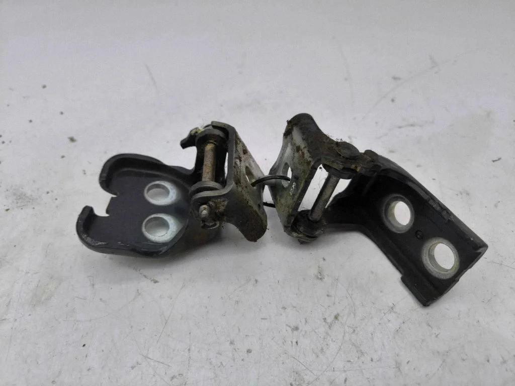 Rear door hinge set – right