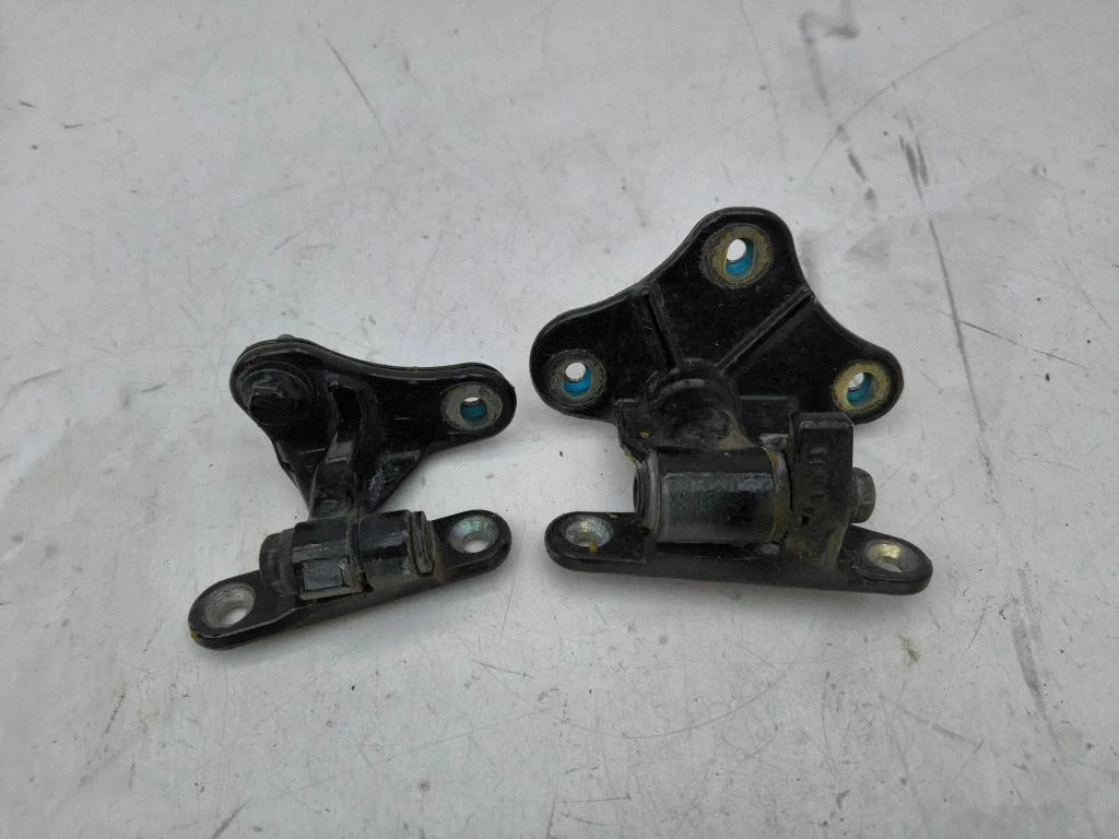 Rear door hinge set – left