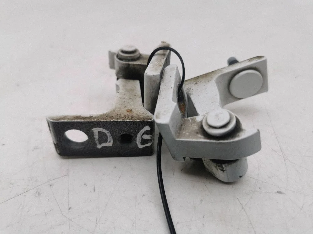 Tagaukse hingede komplekt 4H0831402
