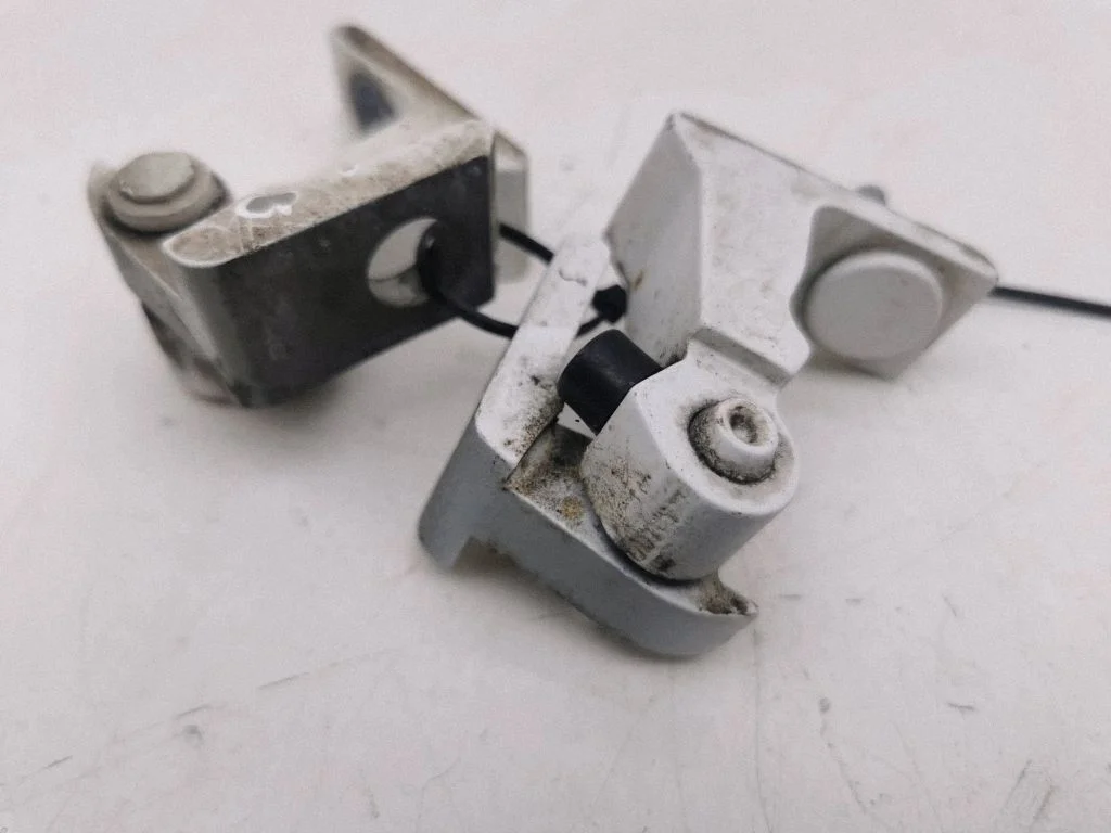 Tagaukse hingede komplekt 4H0831401