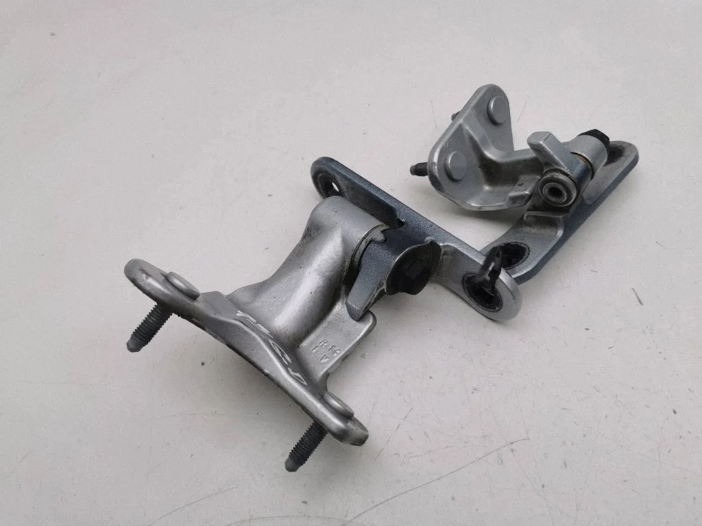 Rear door hinge set – right