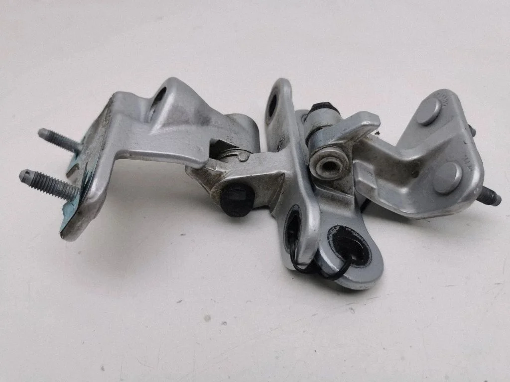 Rear door hinge set – left