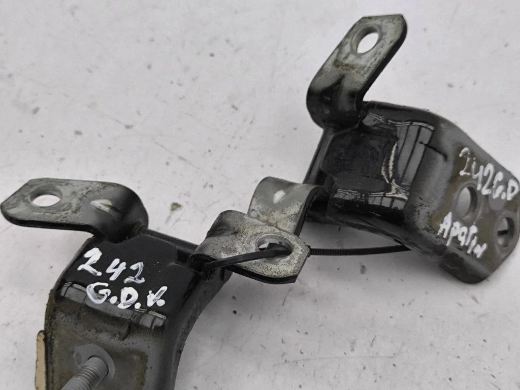 Rear door hinge set – right