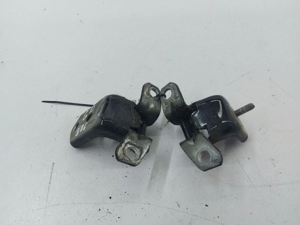 Rear door hinge set – right