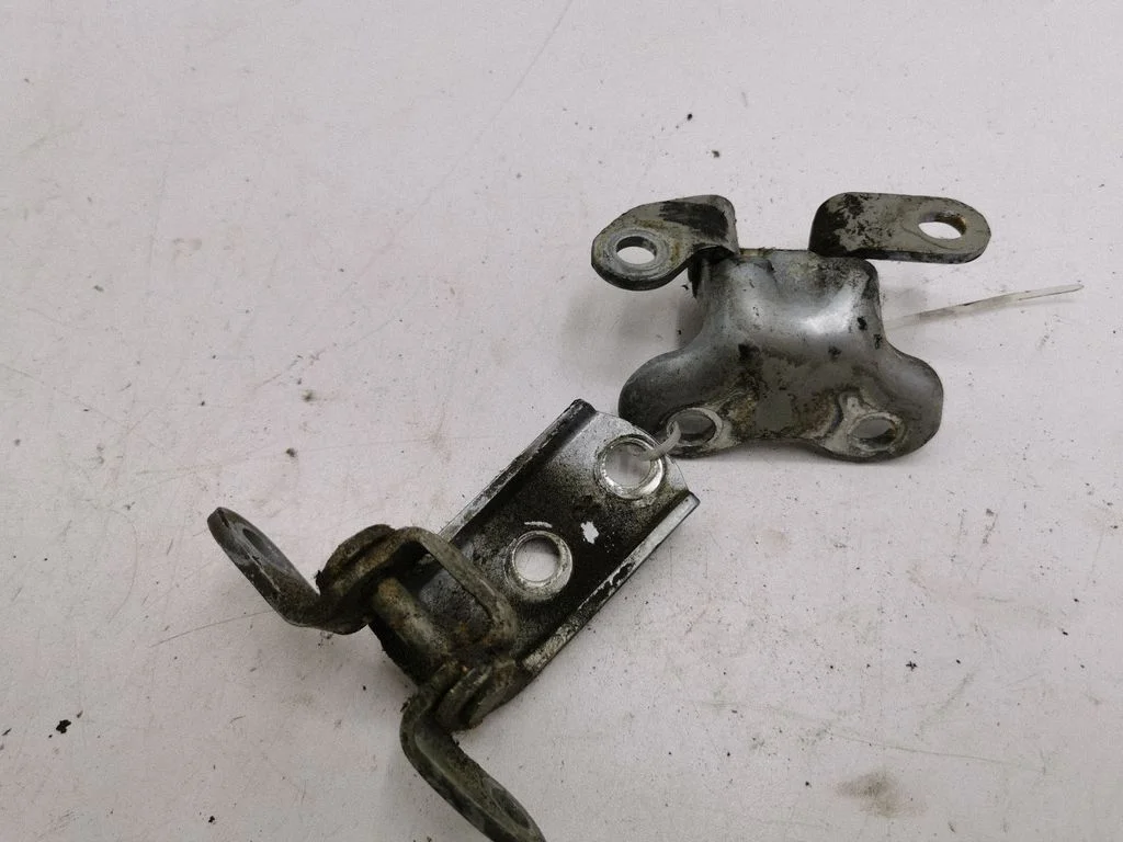 Rear door hinge set – right