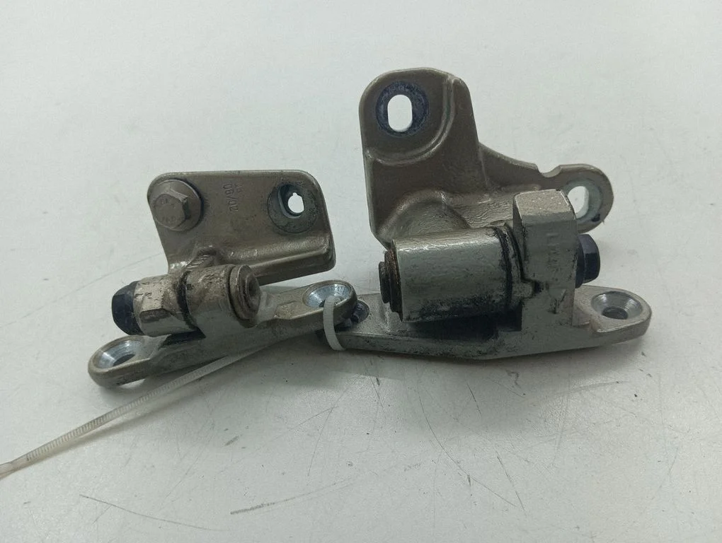 Rear door hinge set – right