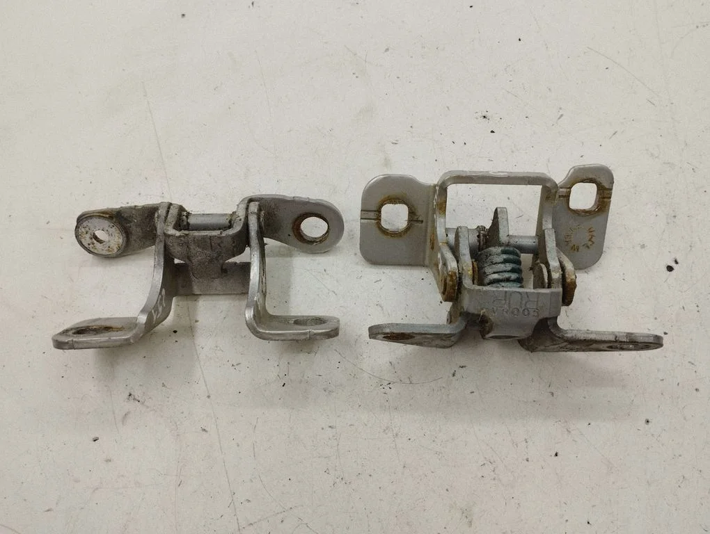 Rear door hinge set – right