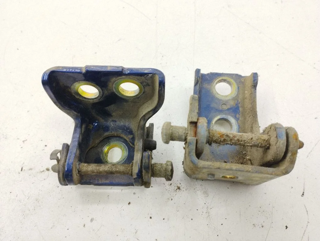 Rear door hinge set