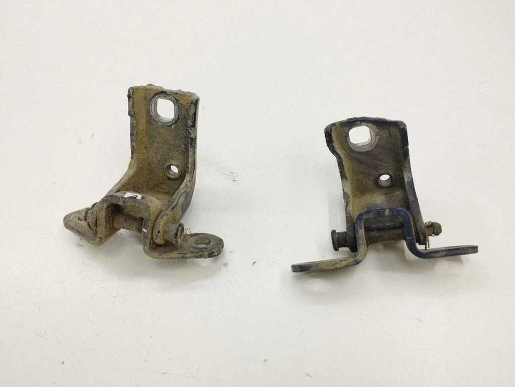 Rear door hinge set – left