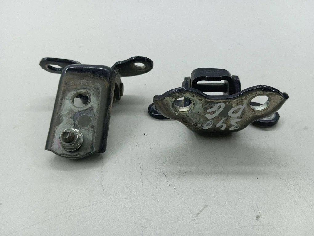 Rear door hinge set – right