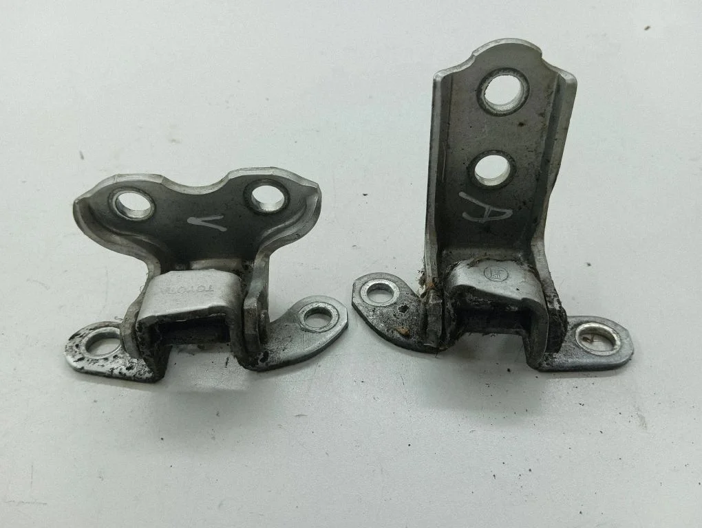 Rear door hinge set – left