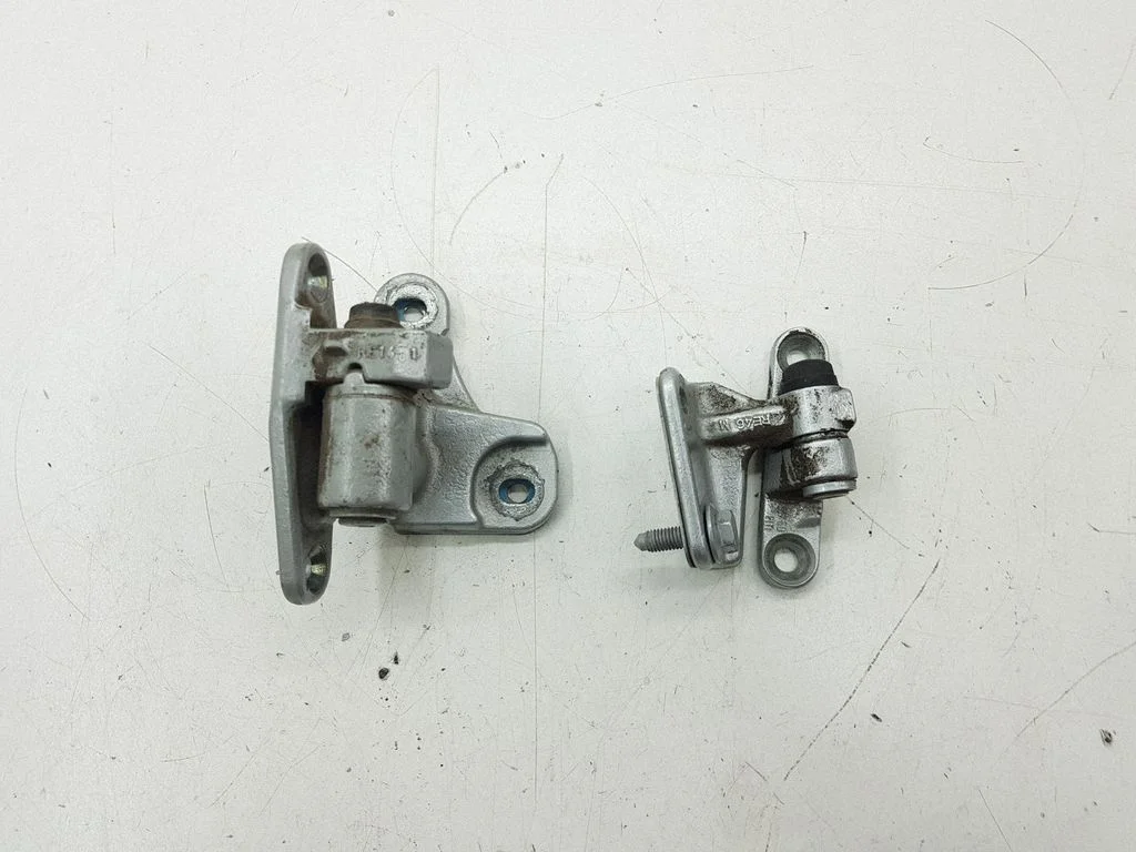 Rear door hinge set – right