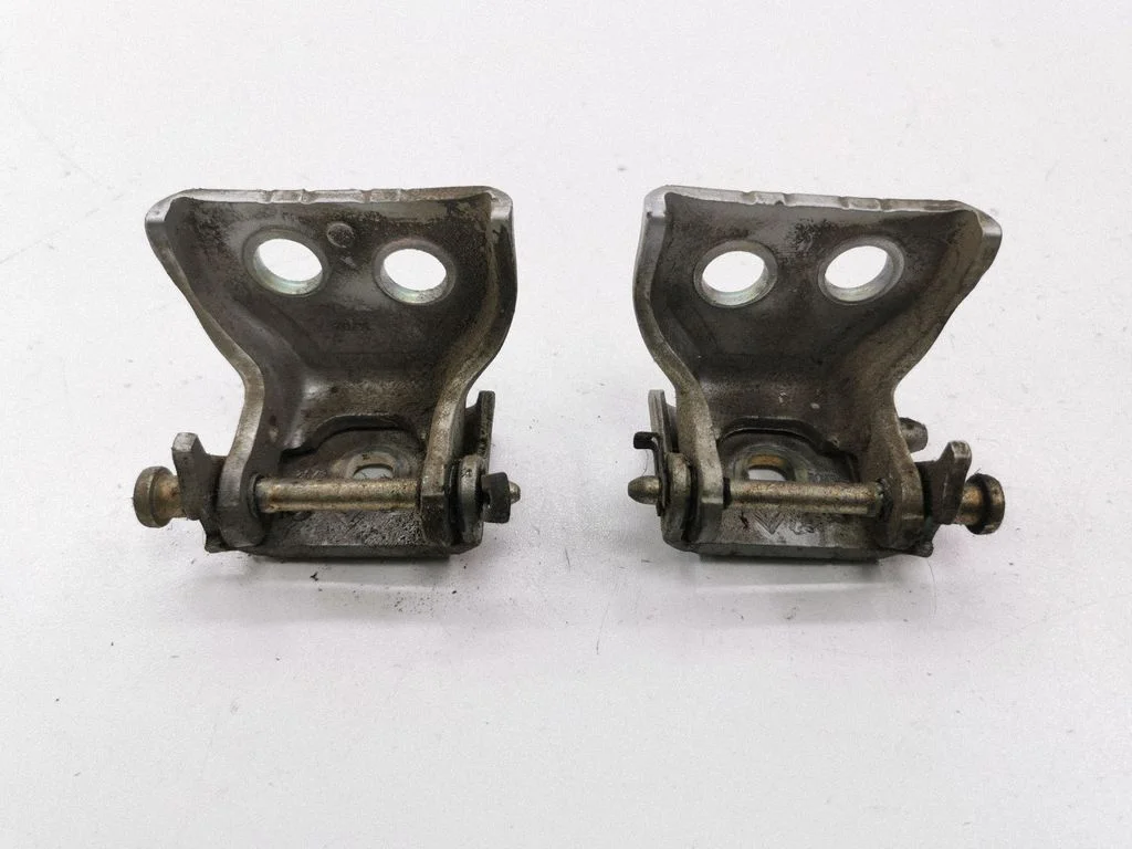 Rear door hinge set – right