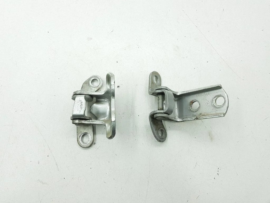 Rear door hinge set – right