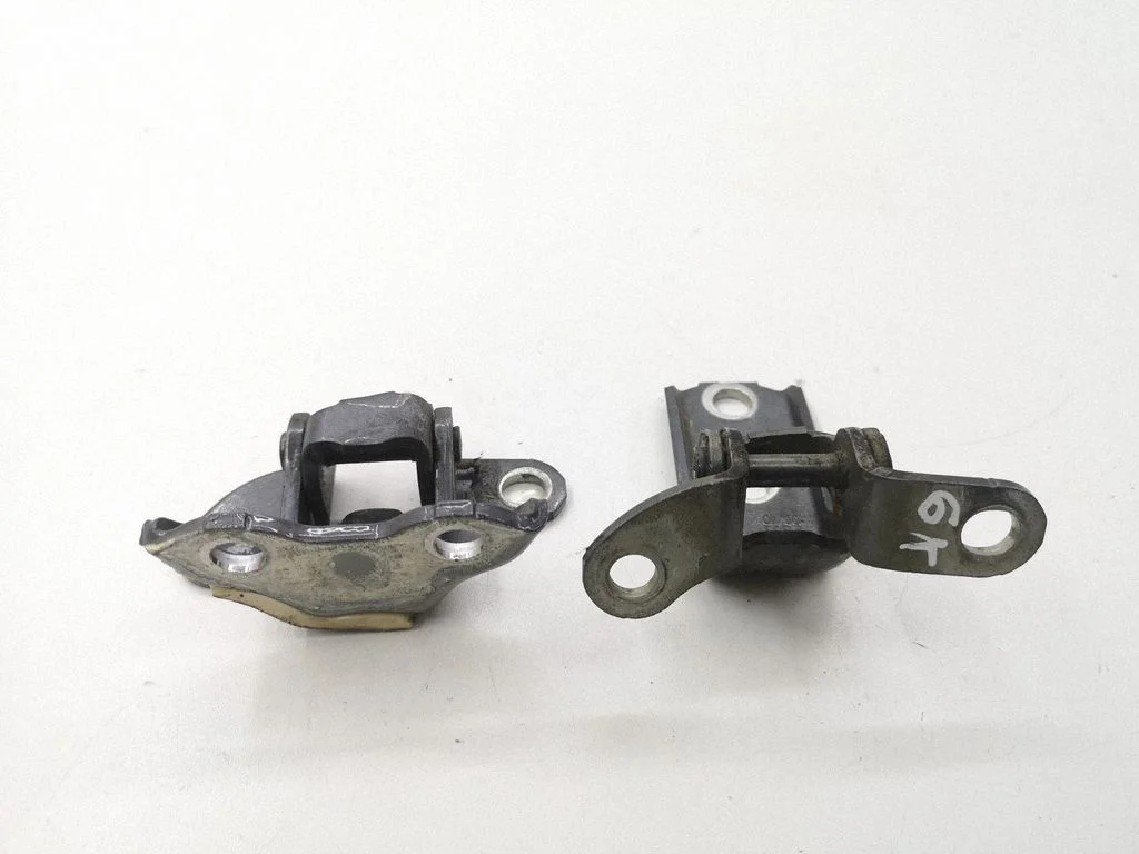 Rear door hinge set – left