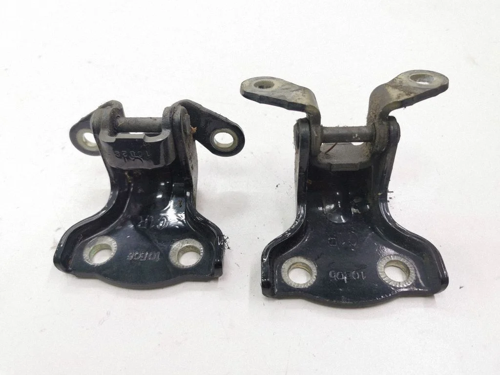 Rear door hinge set – left