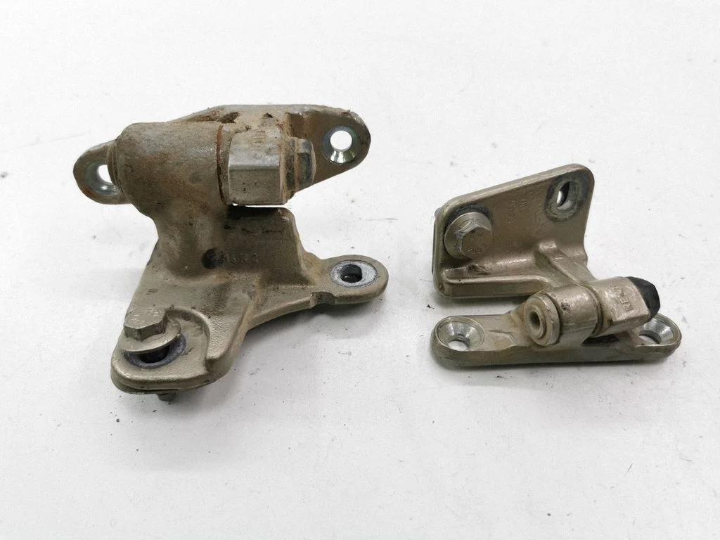 Rear door hinge set – right
