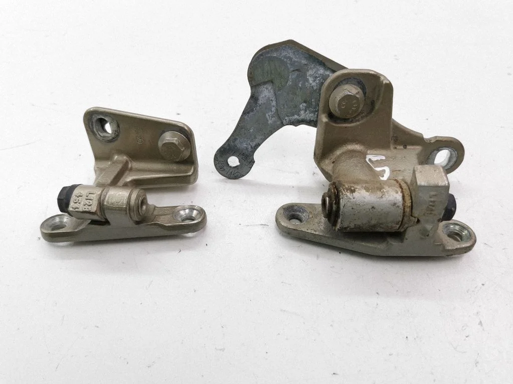 Rear door hinge set – left