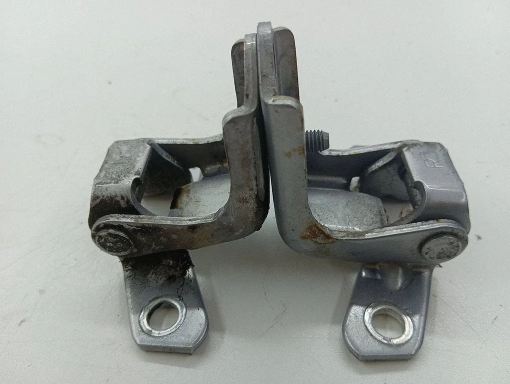Rear door hinge set – left