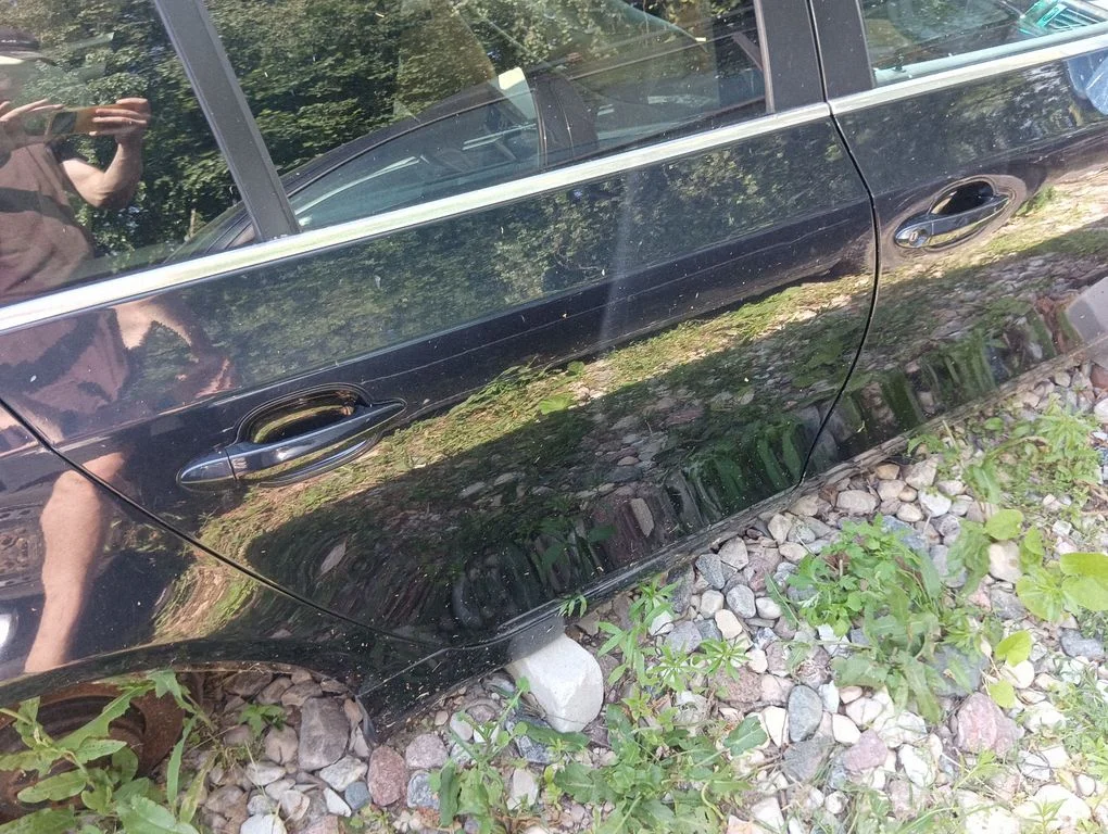 Rear door – right