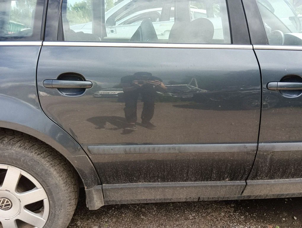 Rear door – right
