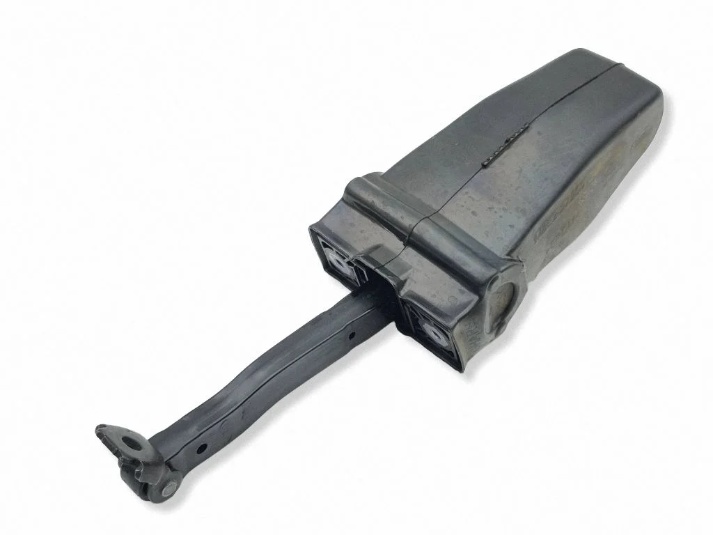 Aizmugurējo durvju atvēršanas ierobežotājs M8E227200