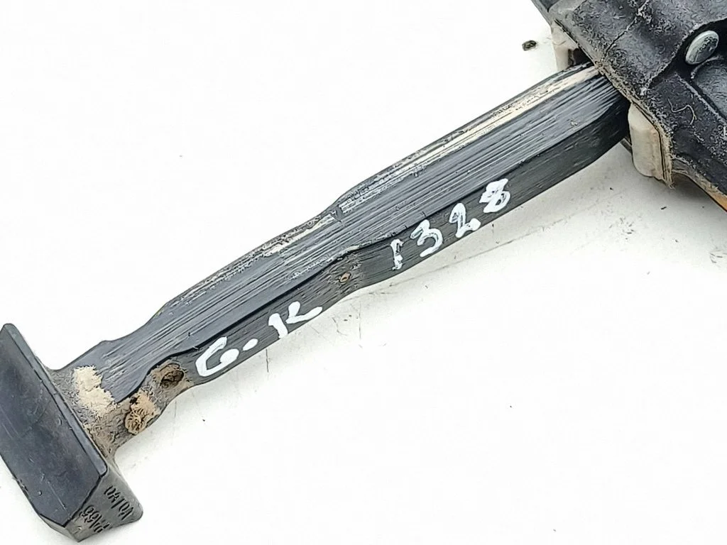 Aizmugurējo durvju atvēršanas ierobežotājs 31385858