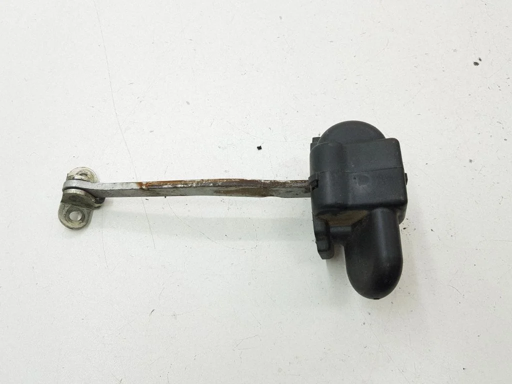 Aizmugurējo durvju atvēršanas ierobežotājs A1343261G
