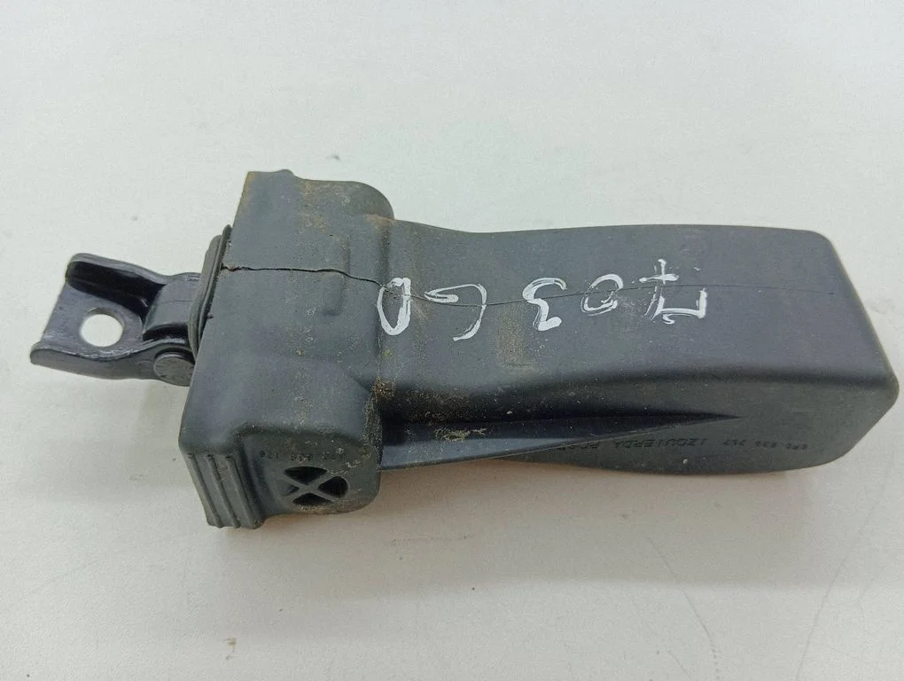 Rear door check strap stopper 6F0839267