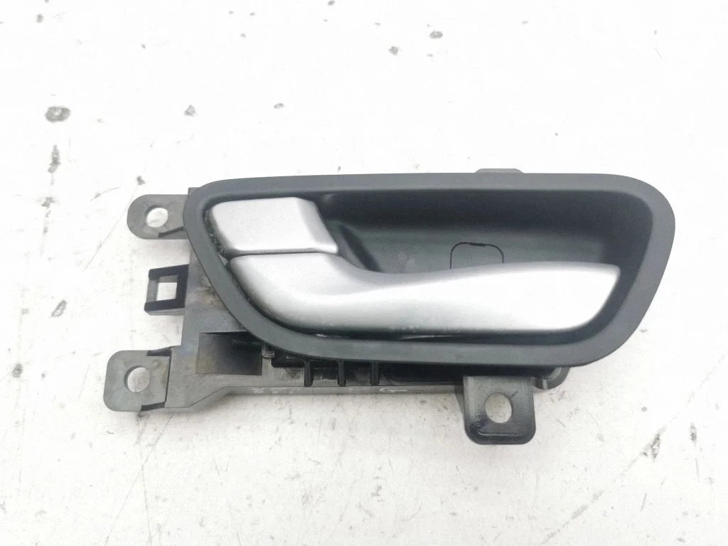 Tagaukse sisemine käepide 826102W000