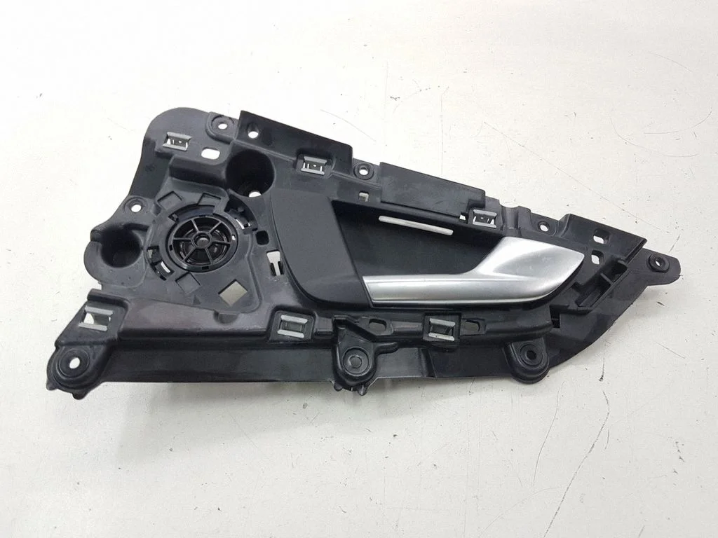Rear door interior handle 4G8839020