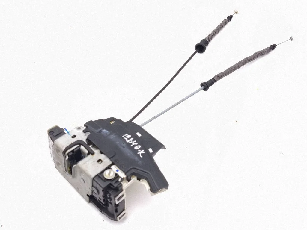 Rear door lock P04589917AD