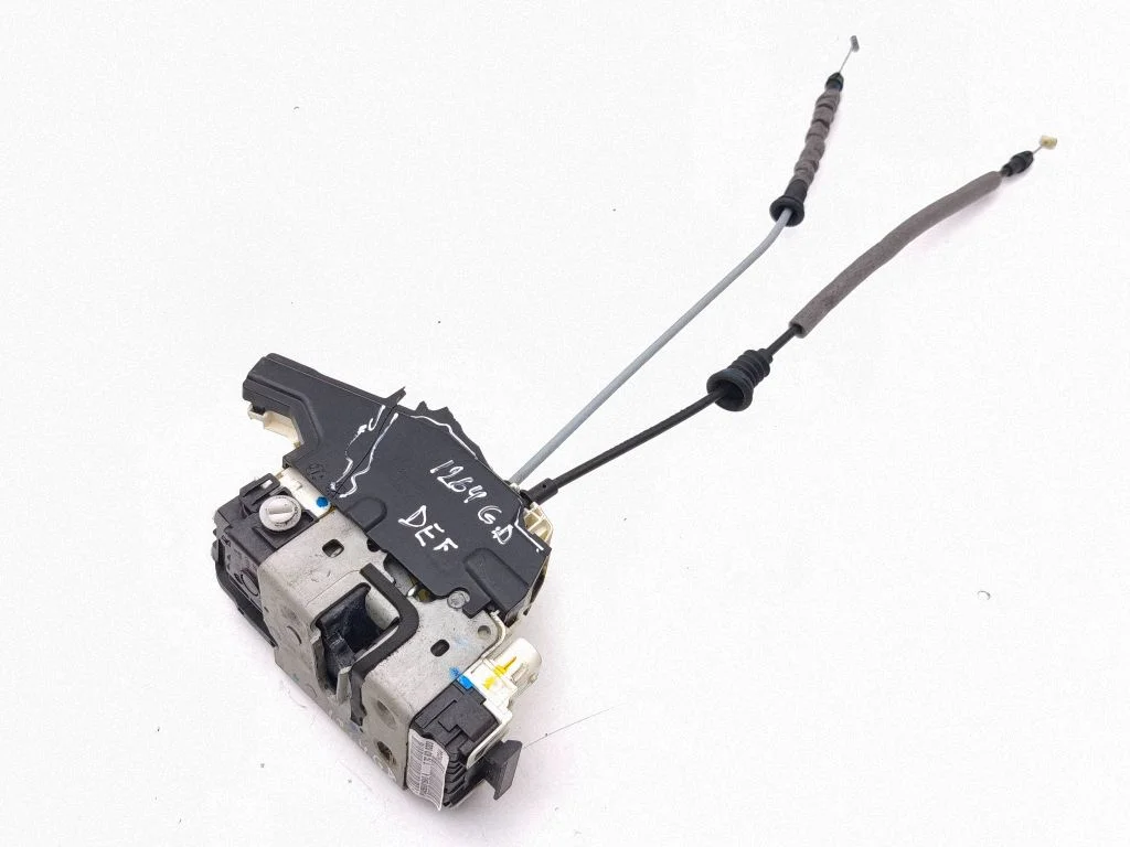 Rear door lock P04589918AD