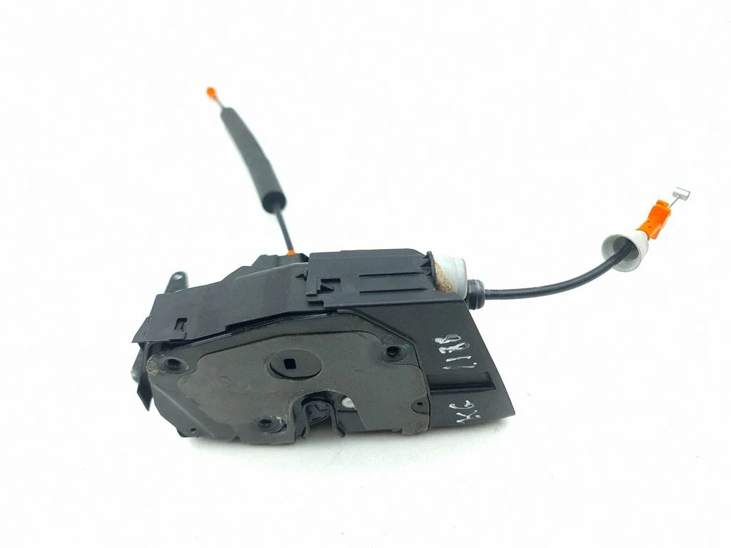 Aizmugurējo durvju slēdzene C37002105