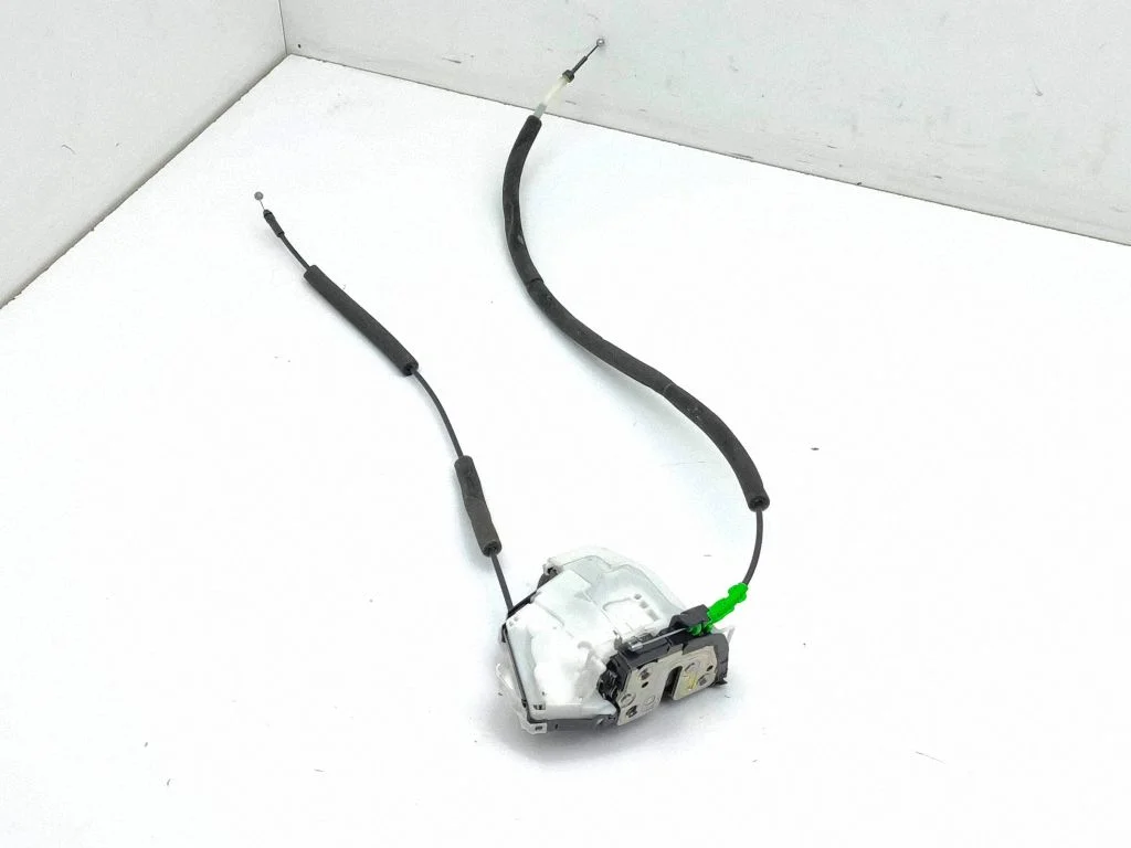Zamek drzwi tylnych 825016UE0A