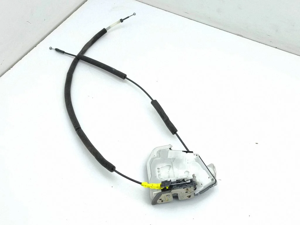 Zamek drzwi tylnych 825006UE0A