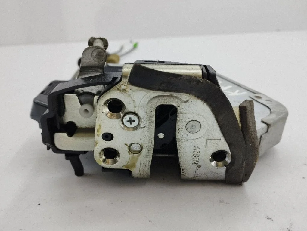Rear door lock 5K1618