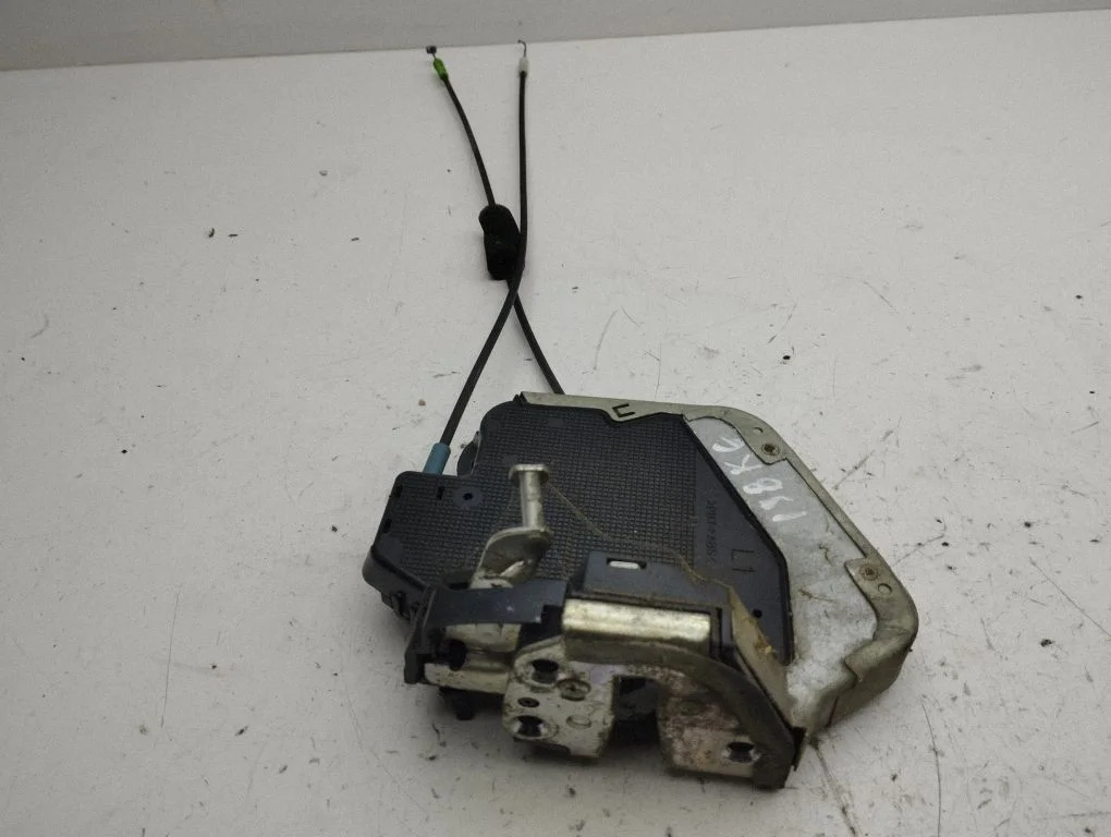 Rear door lock 4Y6F0211