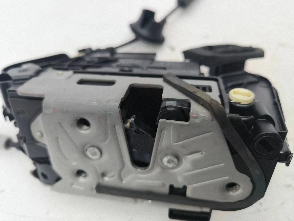 Rear door lock 5TA839016P