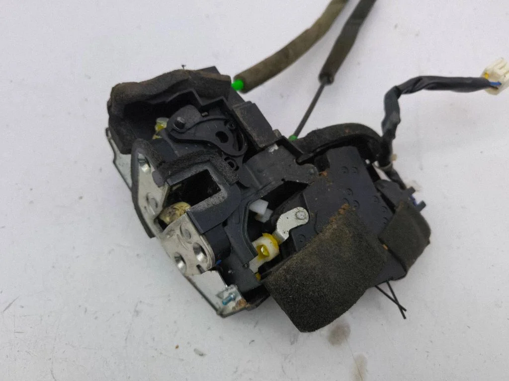 Rear door lock – left