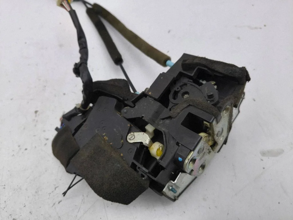 Rear door lock – right