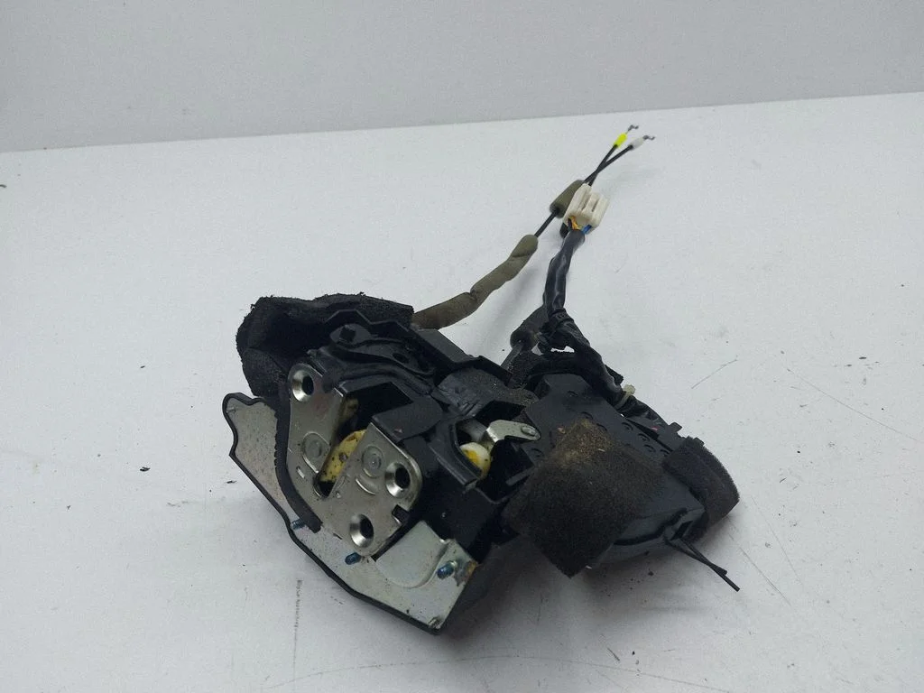 Rear door lock – left