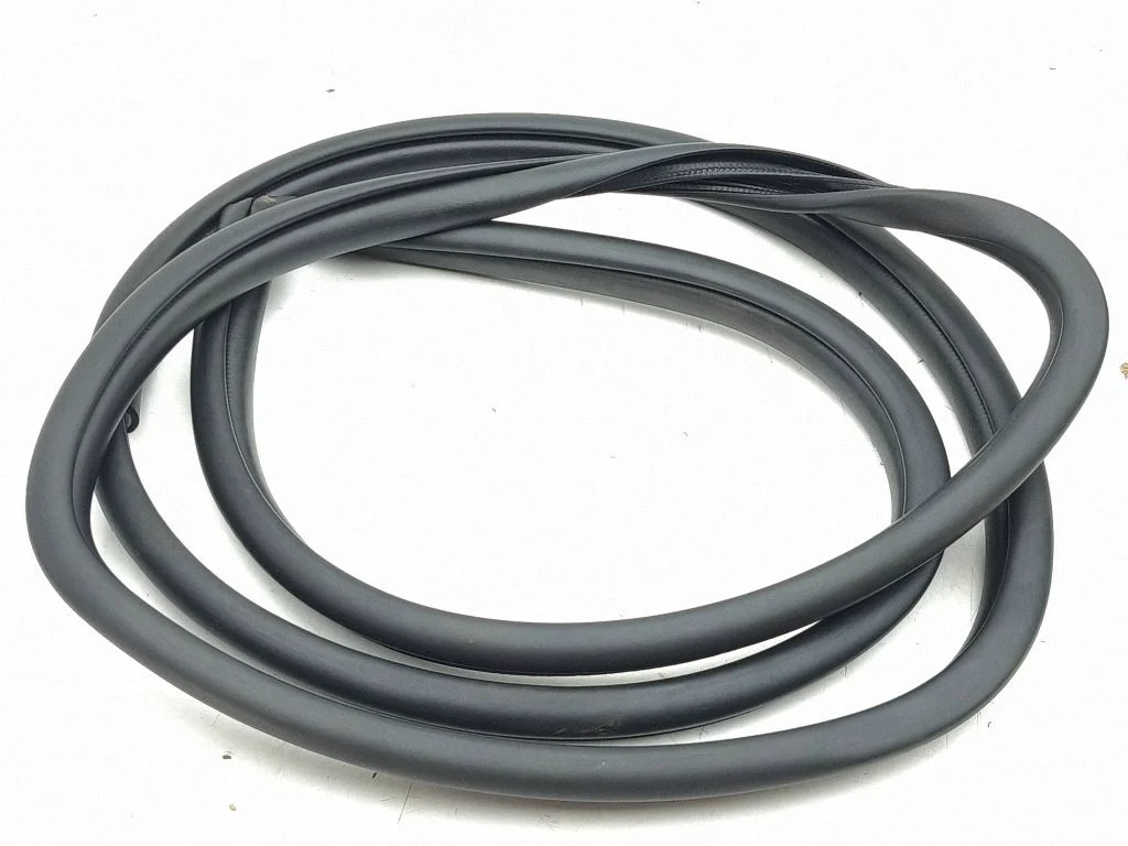 Rear door rubber seal (on body) – right