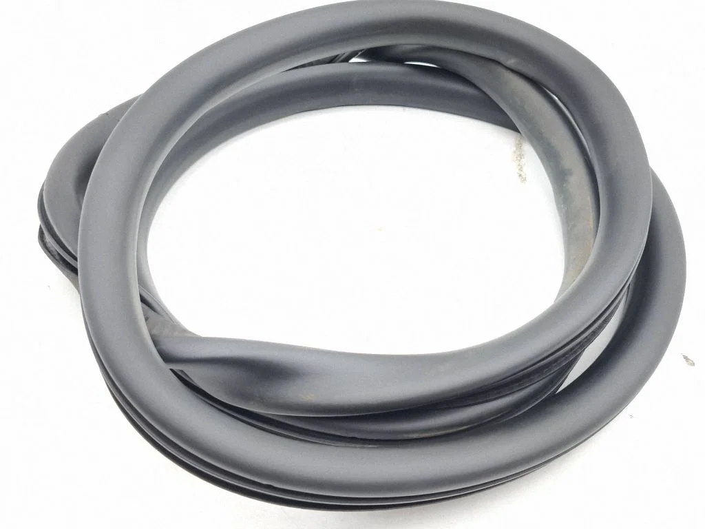 Rear door rubber seal (on body) – right