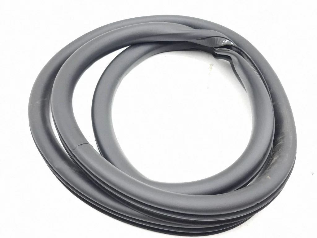 Rear door rubber seal (on body) – left