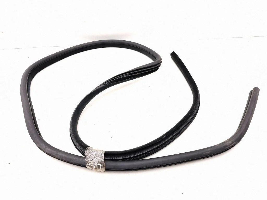 Rear door rubber seal (on body) – right