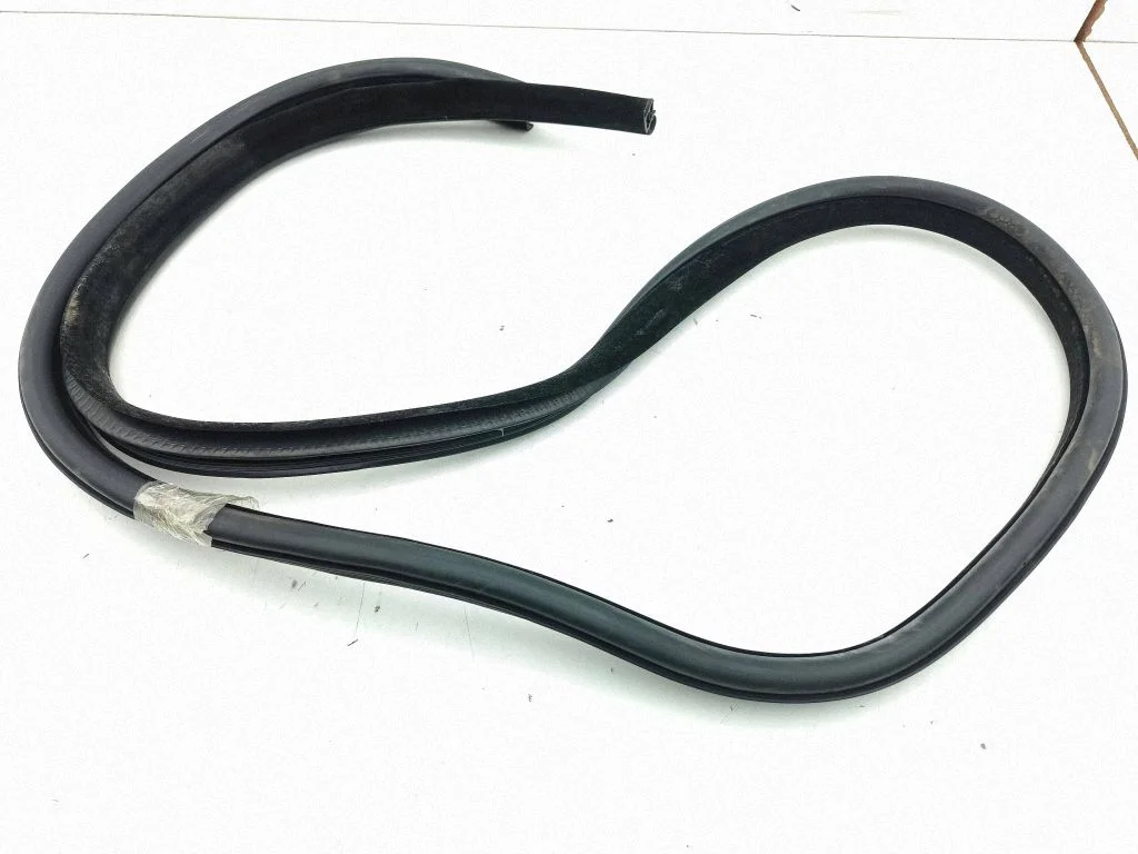 Rear door rubber seal (on body) – right