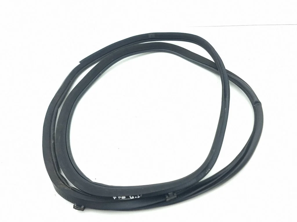 Rear door rubber seal (on body) – right
